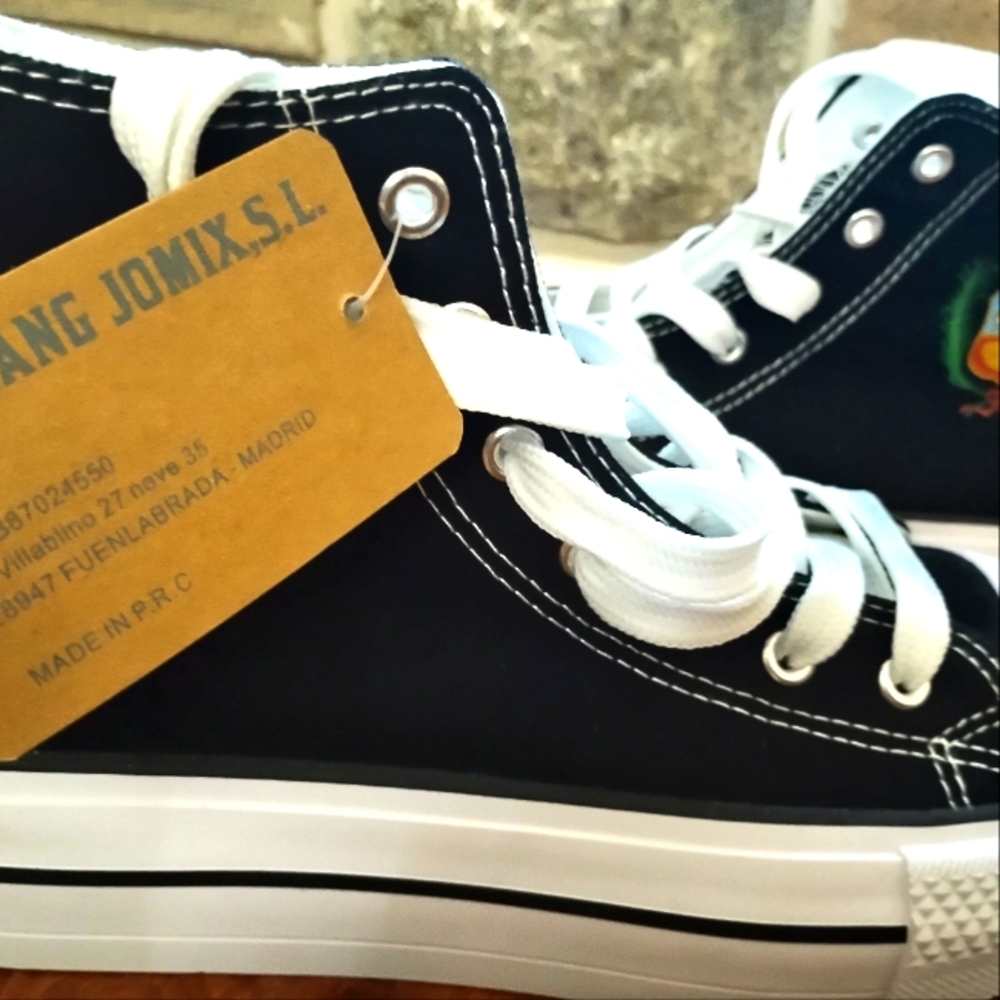 Sneakers with Peruvian handmade painted coat of arms